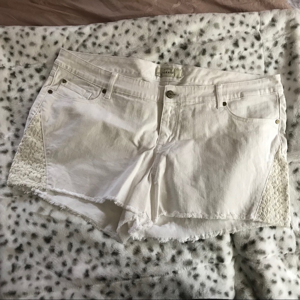 TORRID WHITE JEAN SHORTS WITH LACE DETAIL SIZE 20